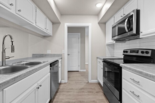 Building Photo - Fully Renovated 3 Bedroom Duplex in the heart of Broken Arrow