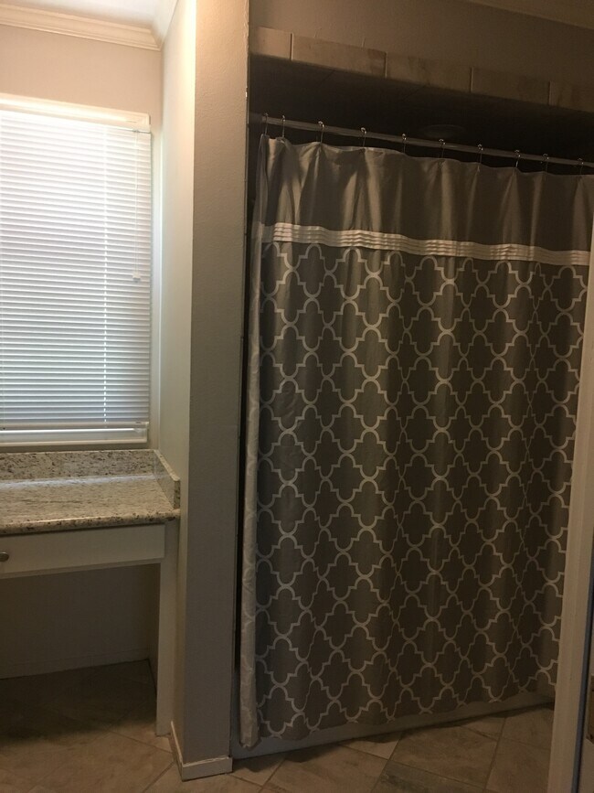 Building Photo - 123 Lloyd St