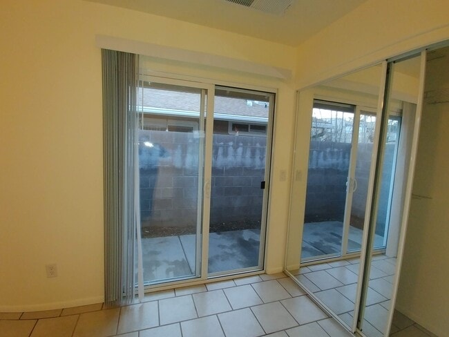 Building Photo - 90 E Cliff House Dr