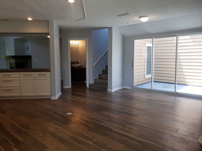 Building Photo - Spacious Townhome in the Heart of Dr. Phil...