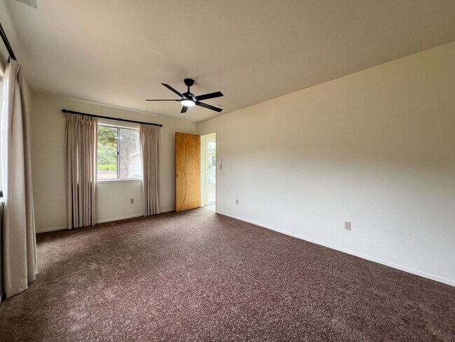 Building Photo - Three Bedroom St. Helena Home with Stunnin...
