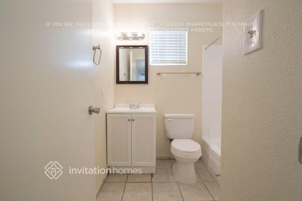 Building Photo - 1216 W Halstead Dr