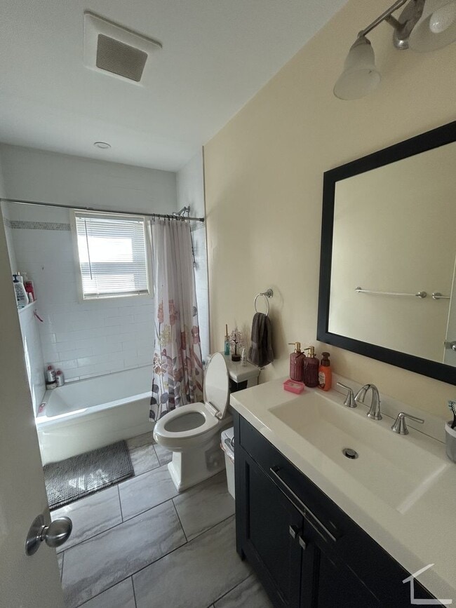 Building Photo - Nicely updated 3 bedroom unit in Brighton