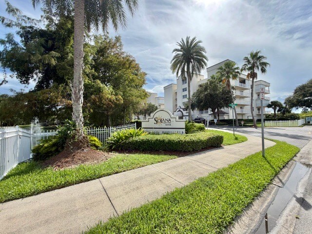 Building Photo - 7028 Sevilla Ct