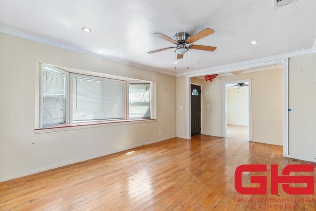 Building Photo - Del Vina Apts