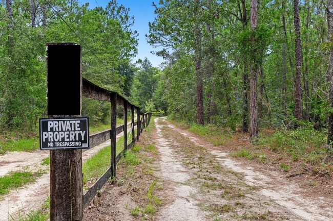 Building Photo - Enchanting Log Cabin for Lease!