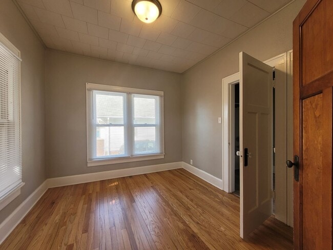 Building Photo - 2 Bedroom, 1 Bathroom home with hardwood!