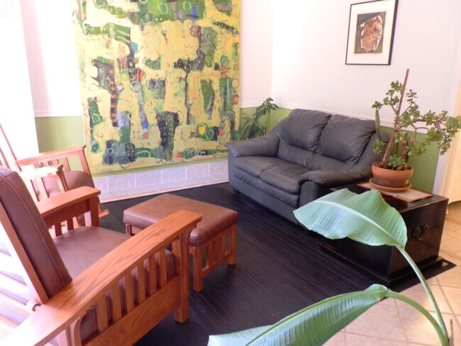 Building Photo - 208 27th Ave E