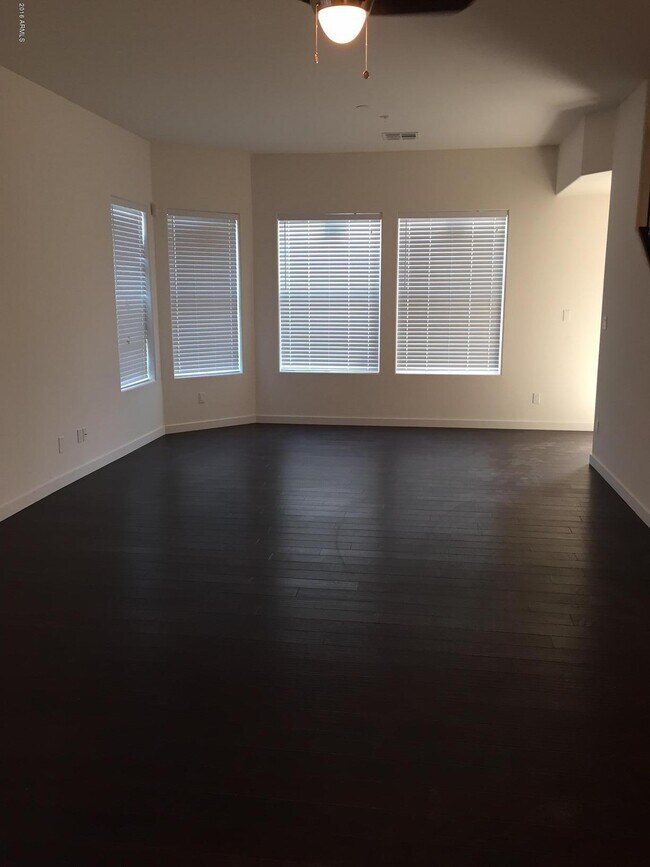 Building Photo - 1502 E Dunlap Ave