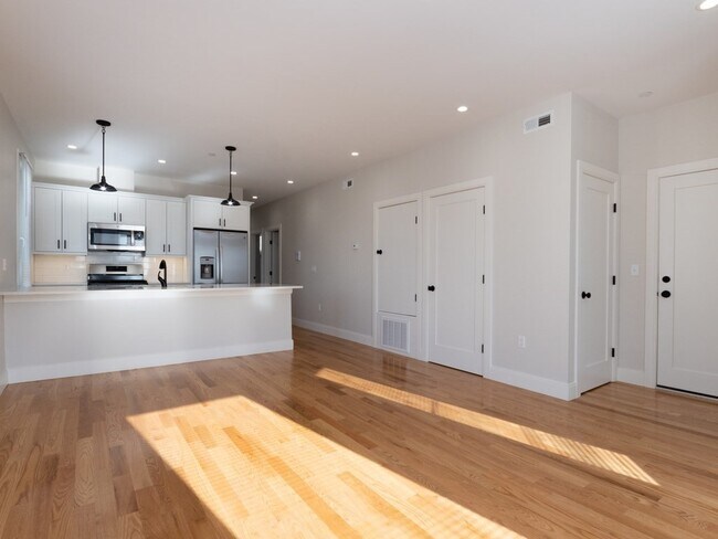 Building Photo - 9 Tovar St