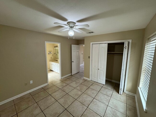 Building Photo - 2 Bedroom 1 Bath townhome located in Barrington Estates