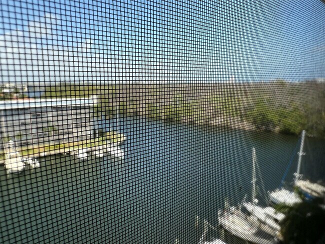 Building Photo - 1523 E Hillsboro Blvd