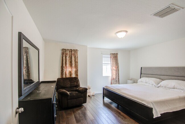 Building Photo - Cooley Station Stunning 3 bedroom!