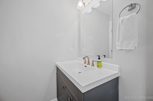 Building Photo - 413 Cheever Ave