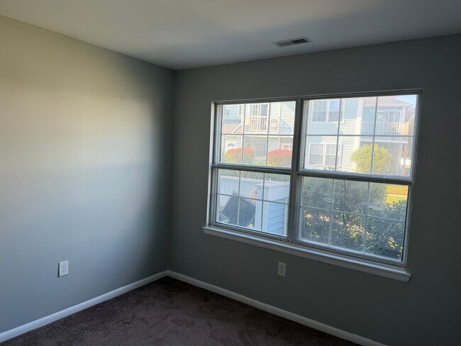 Building Photo - Move in Ready 2 Bedroom, 1 Bathroom First ...