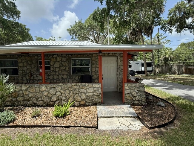Primary Photo - 14035 W River Rd