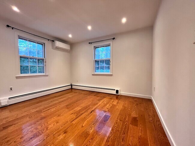 Building Photo - 158 Jelliff Mill Rd