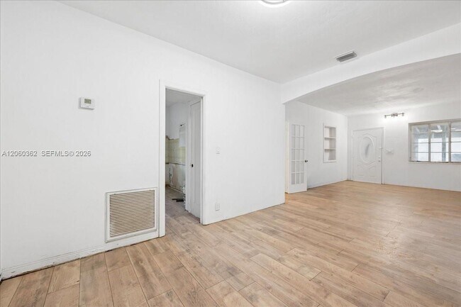 Building Photo - 2750 SW 26th St