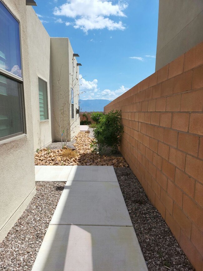 Building Photo - Modern 3-Bed, 2-Bath Home in Rio Rancho’s ...