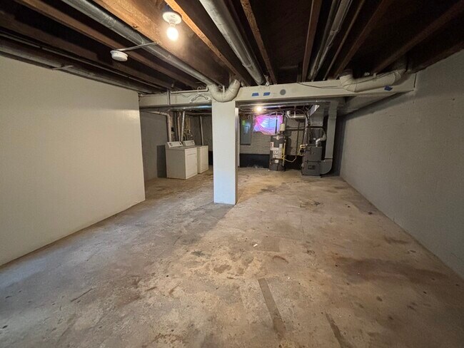 Building Photo - 3 Bedroom Townhome, 21206