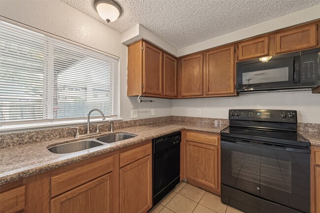 Building Photo - 1806 Foxlake Dr