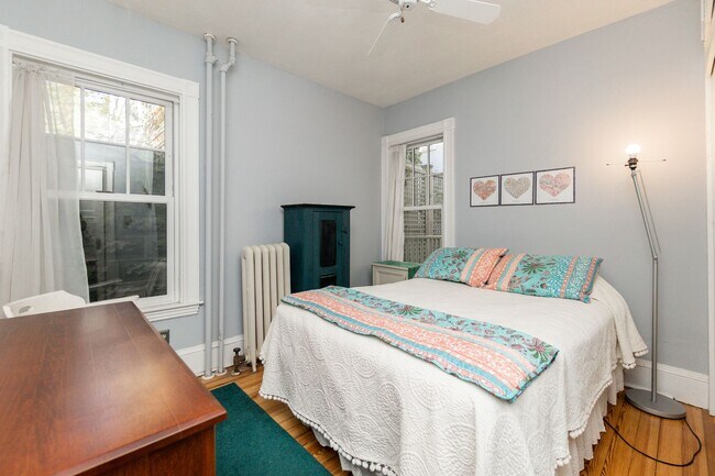 Building Photo - Beautiful Light Filled 2 Bedroom Between H...