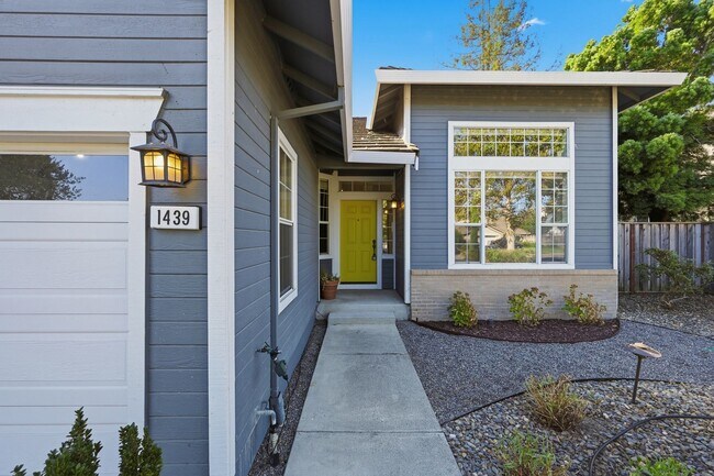 Building Photo - 1439 Gordon Dr