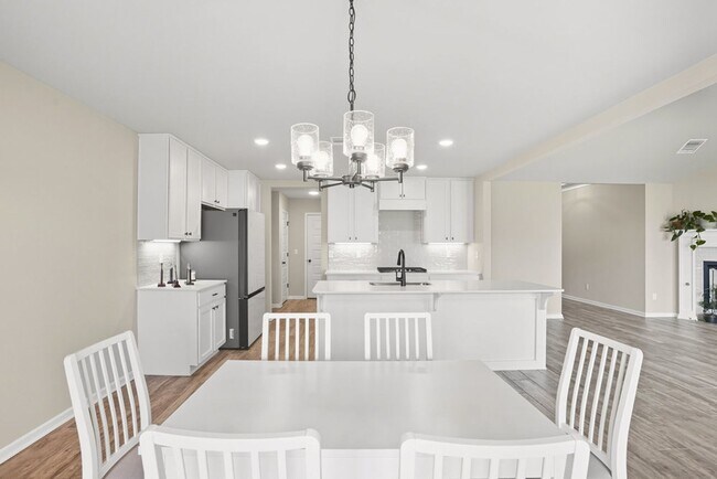 Building Photo - Like new, Move in Ready.