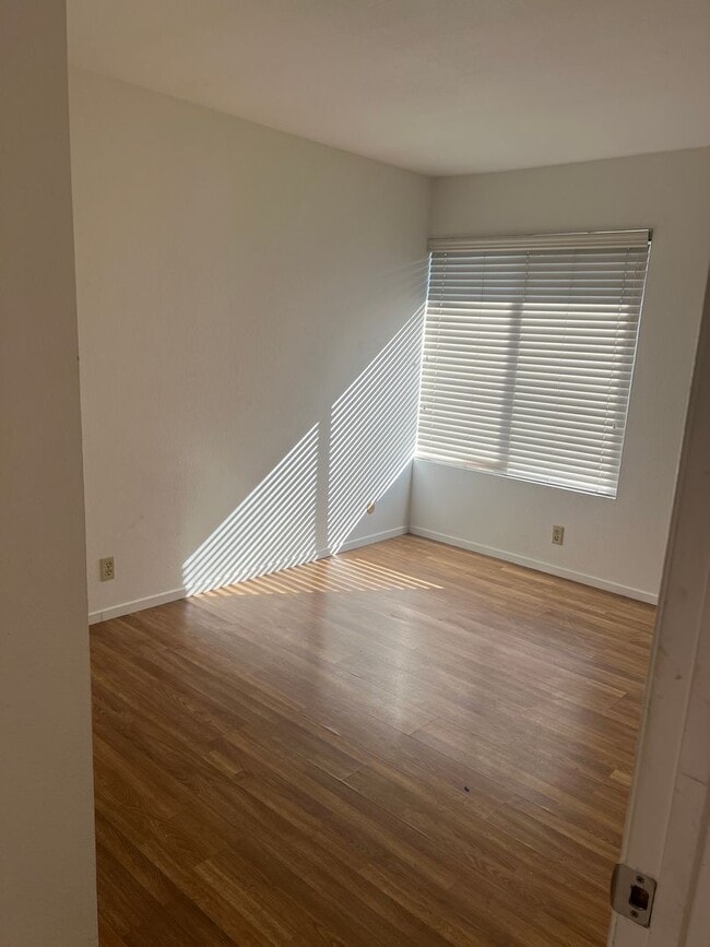 Building Photo - Ventura 3+2 condo in Woodbridge Park Community