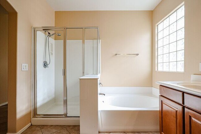 Building Photo - BEAUTIFUL 4 BEDROOM, 2.5 BATH WITH A POOL IN THE HEART OF GILBERT