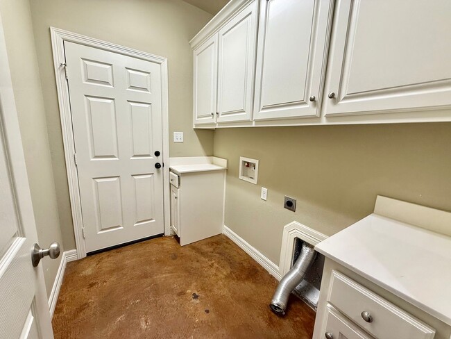 Building Photo - Elegant 4-bed/2-bath plus Garage!