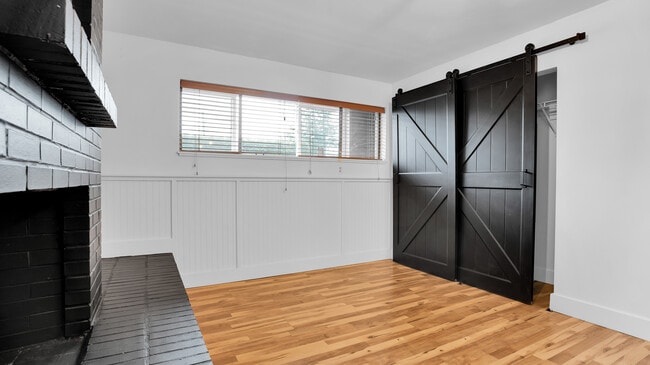 Building Photo - 8325 SW Terwilliger Blvd