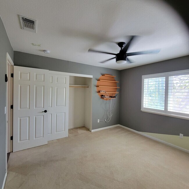 Building Photo - Big Beautifully updated 4-bedroom 2.5 bath...