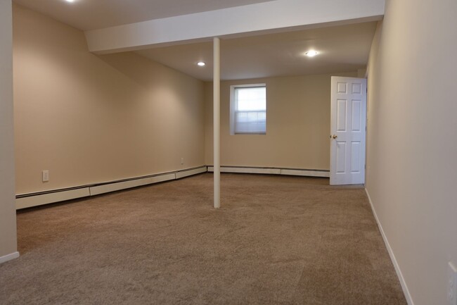 Building Photo - 4 Bedroom Spacious Hi-Ranch