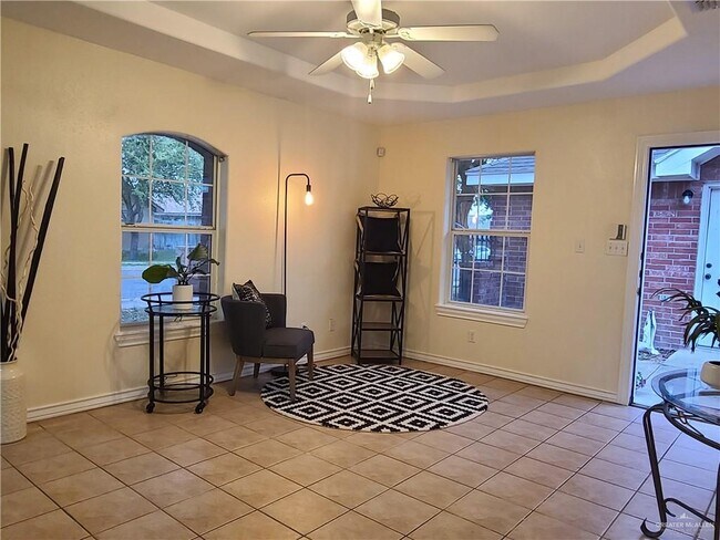 Building Photo - 2102 Bahamas Dr