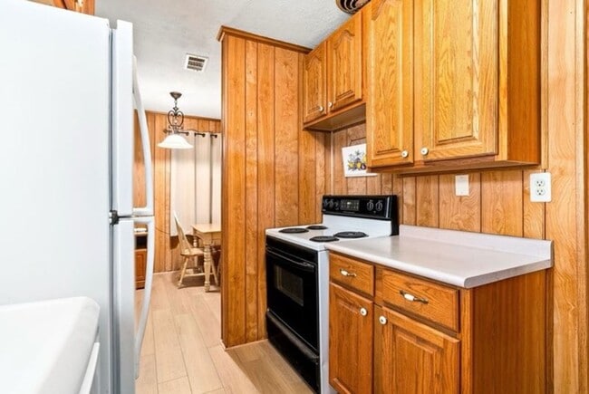 Building Photo - 806 S 11th St