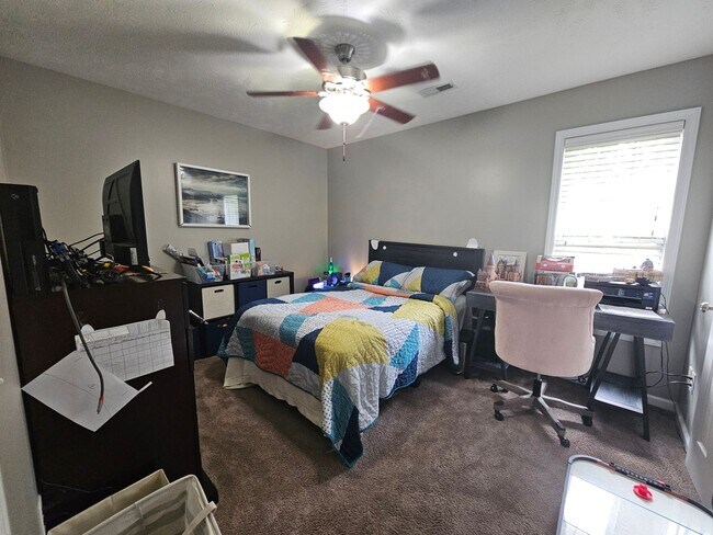 Building Photo - Two-Story Home Located in Lexington Planta...