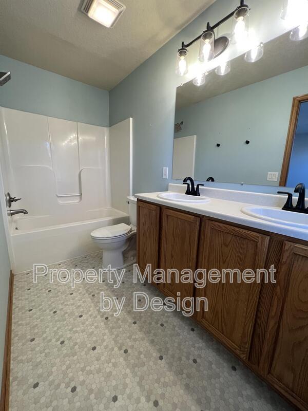 Building Photo - 1005 NE Kamies Ln