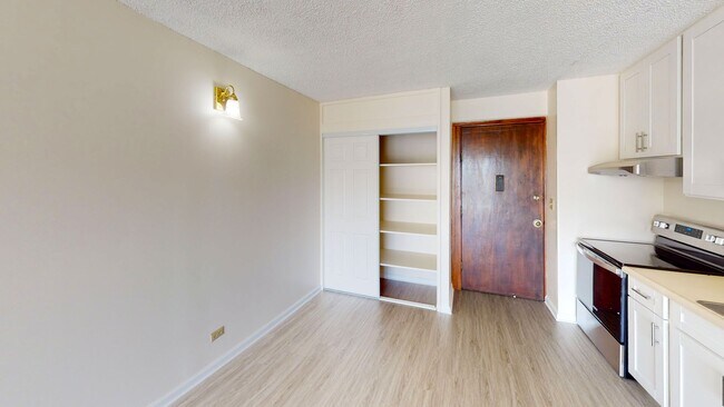 Building Photo - Fully Renovated 1 BR Unit at Kapiolani Manor