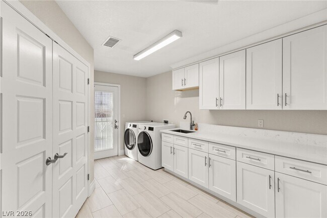 Building Photo - 13 Dovetail Cir