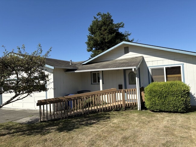 Building Photo - Three Bed Two Bath Arcata