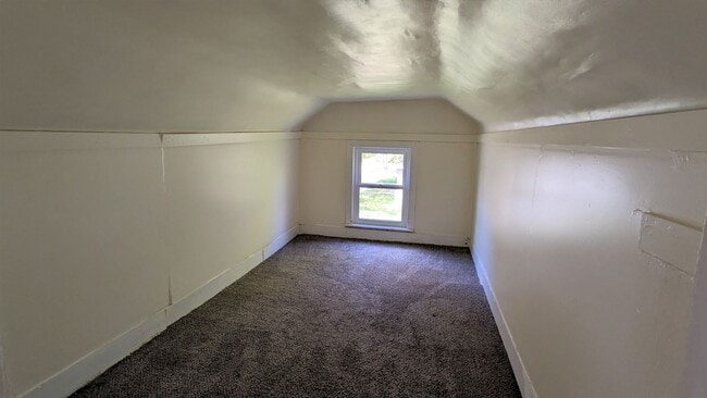 Building Photo - 1045 Kenneth- Large house with basement