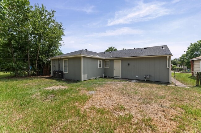 Building Photo - 5535 Lakefield Dr