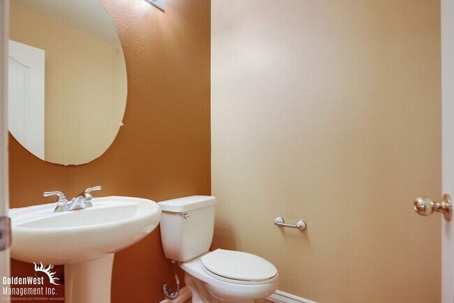 Building Photo - Stunning 3Bdm 2.5Ba Townhome in Carmel Valley