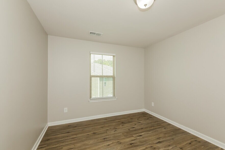 Building Photo - 307 Pond Place Ln