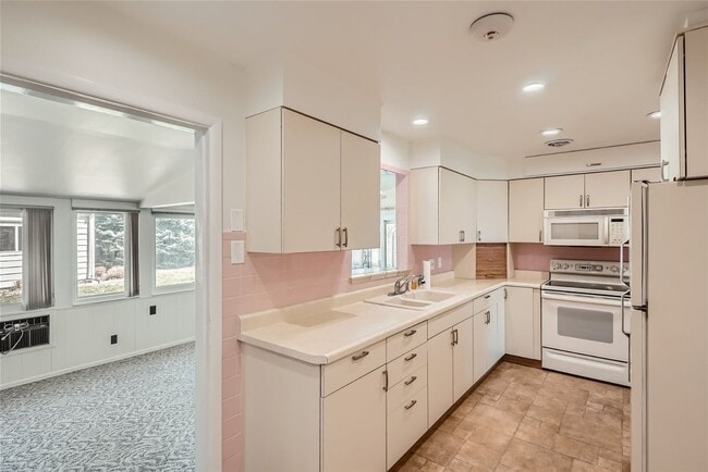 Building Photo - Beautiful 3-Bedroom Home in Denver – Avail...
