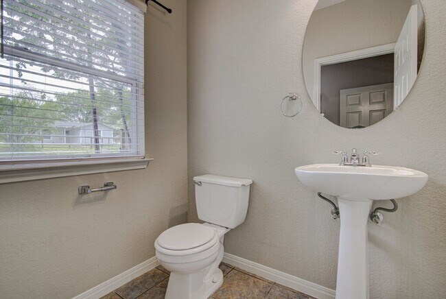 Building Photo - 1702 Singleton Ave