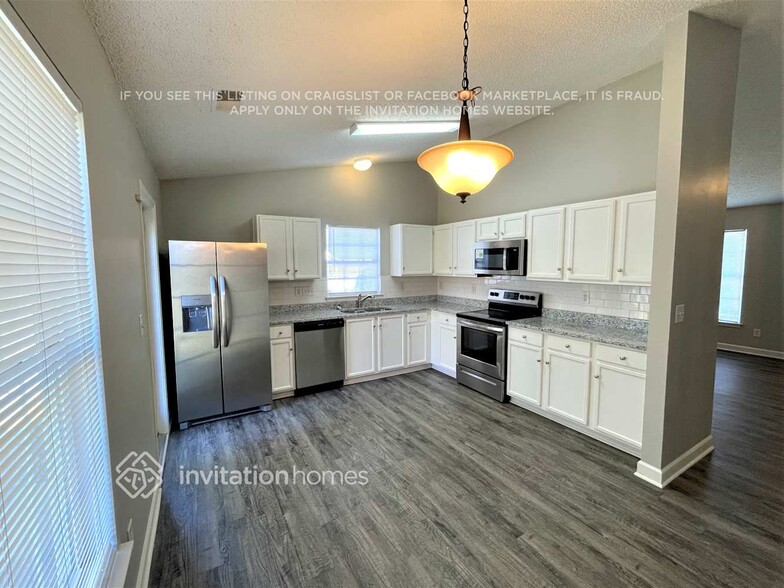 Building Photo - 916 Anchor Way NE