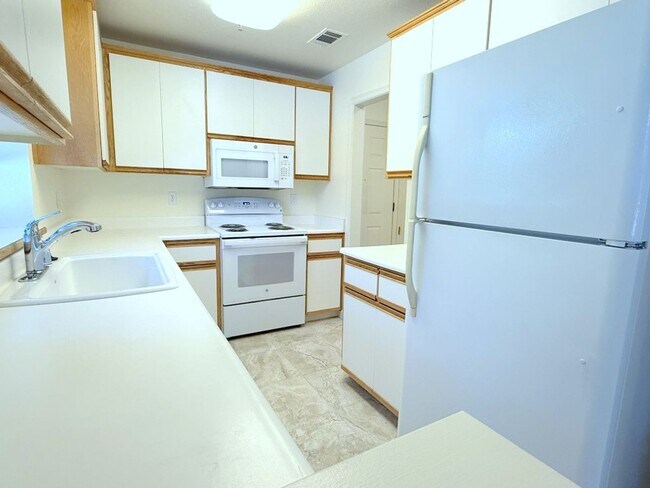 Building Photo - Fabulous Townhouse at Ashford Court - Close to BART, Downtown & Trails !