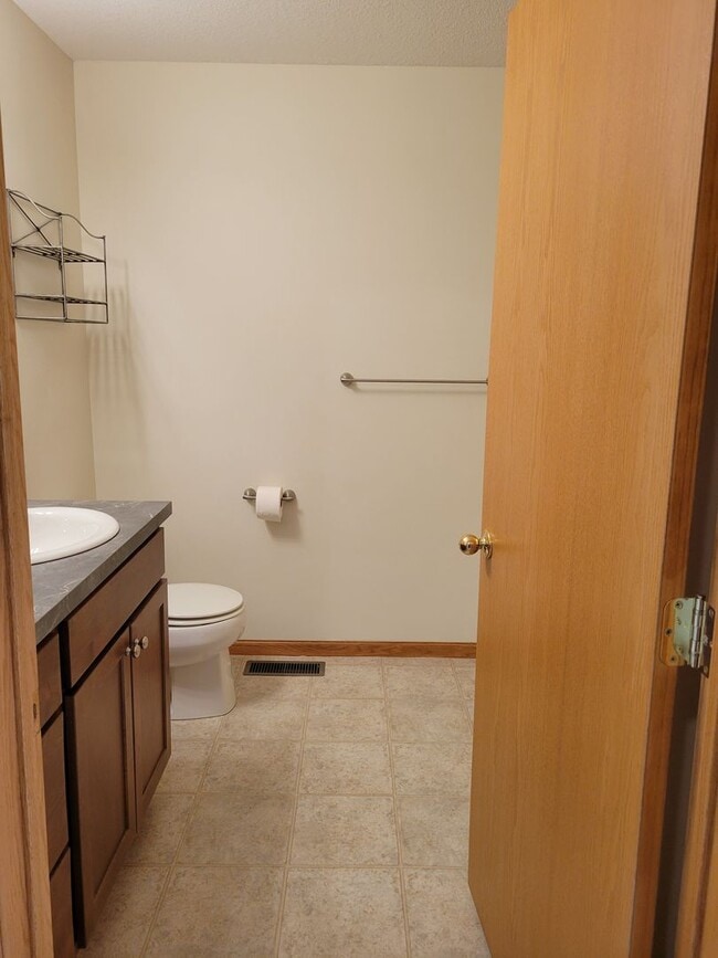 Building Photo - 2 Level Townhouse